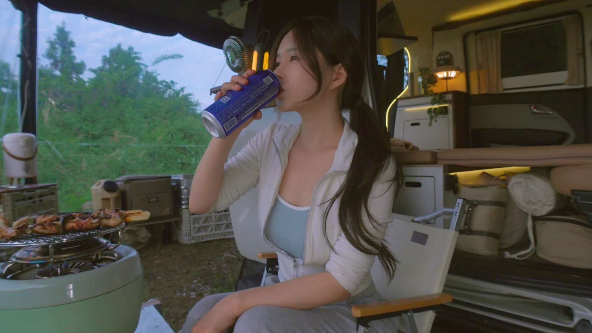 归国华侨心系香云纱 展现东方“软黄金”之美